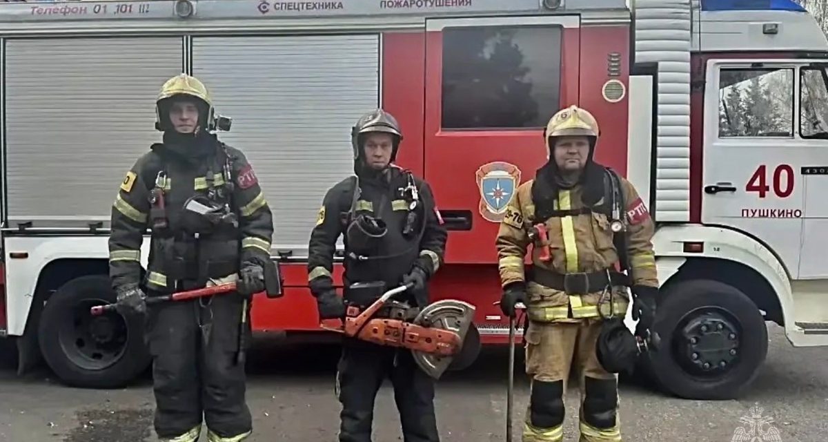 Пожарные спасли четверых детей из задымлённого подъезда на 15-м этаже в Ивантеевке