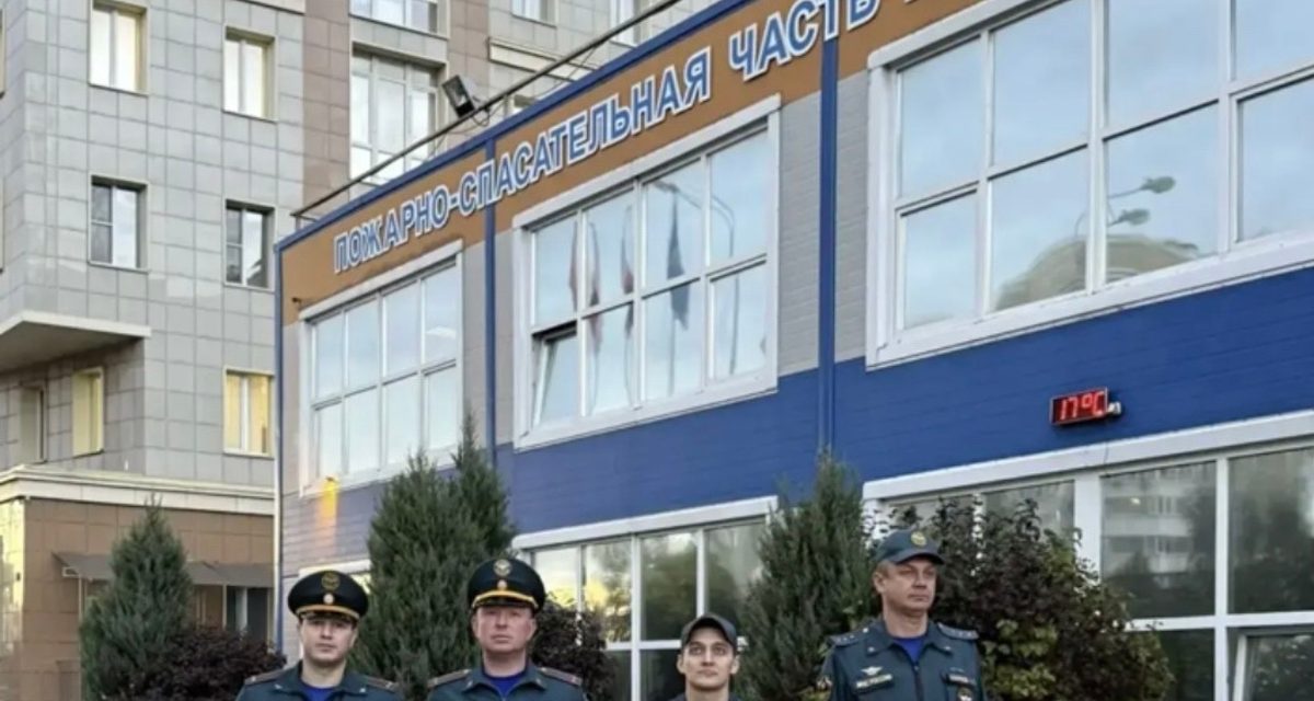 Пожарные сквозь дым спасли трёх человек из квартиры на 12-м этаже в Путилкове