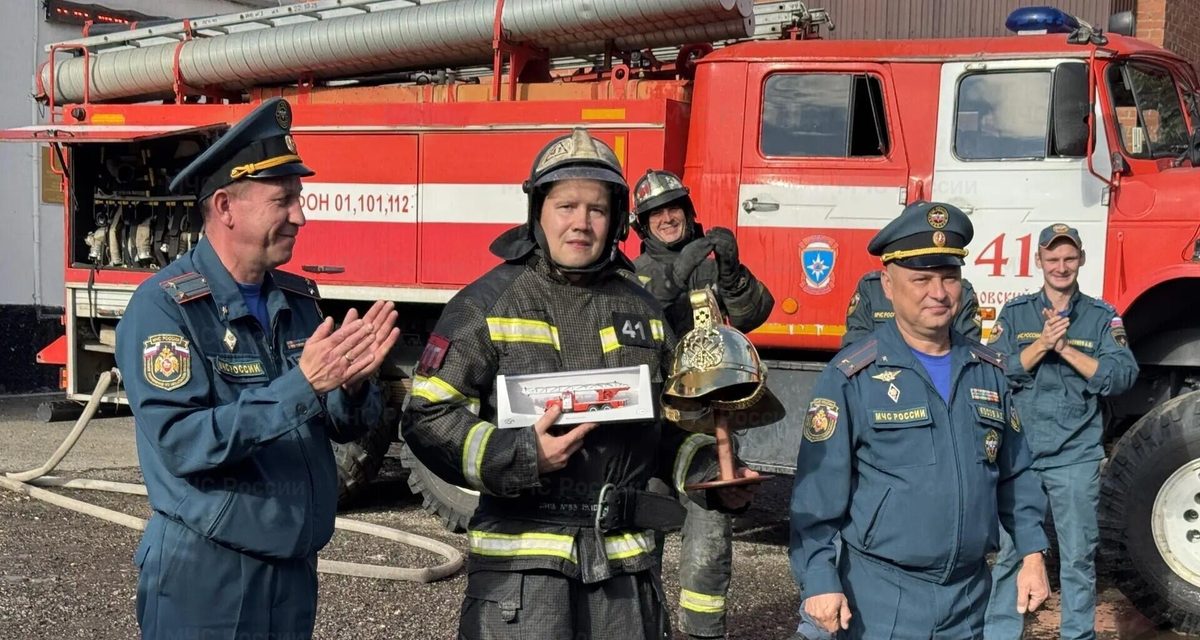 Пожарного в Павловском Посаде облили водой на проводах после двадцати лет службы