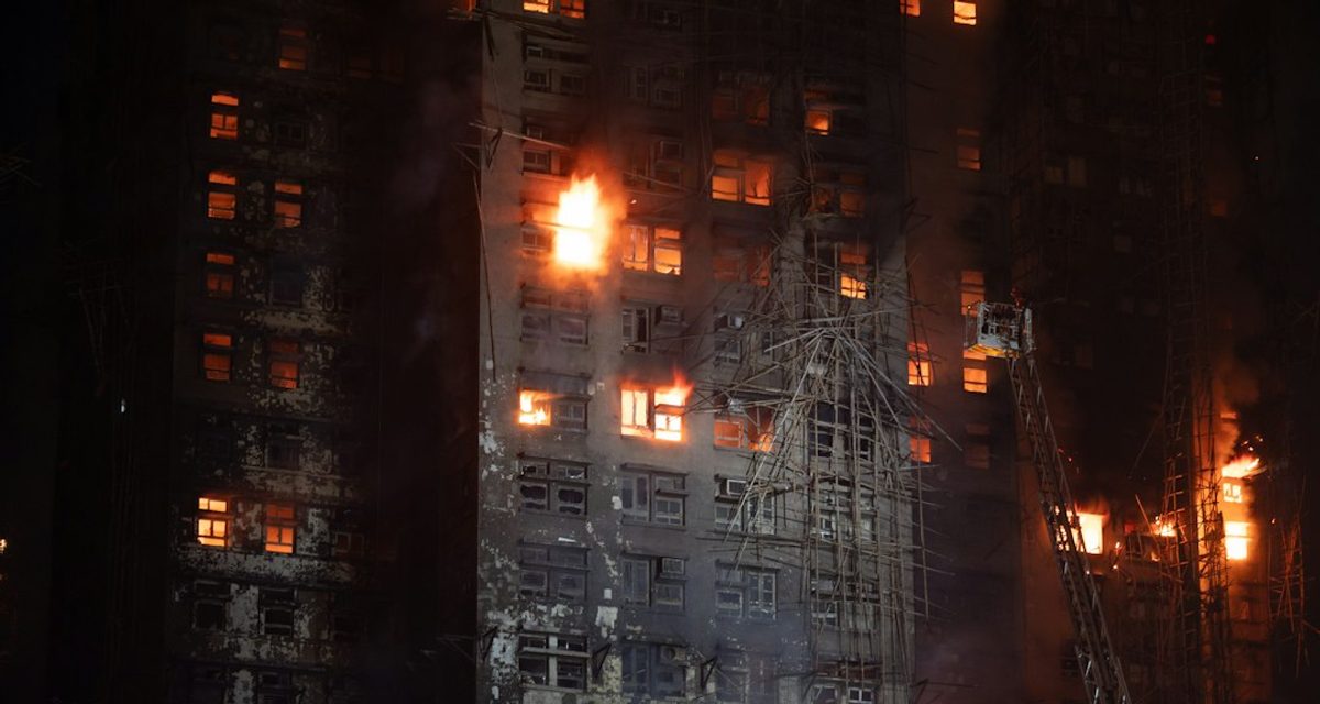Пожарные вскрыли дверь в Люберцах и помогли женщине, которая не могла встать с постели