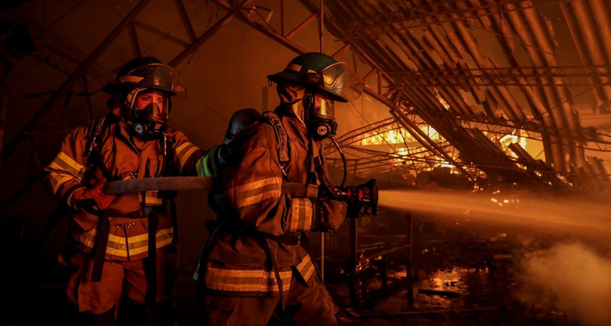 В Подольске при пожаре в ангаре разгерметизировались газовые баллоны, пострадал человек